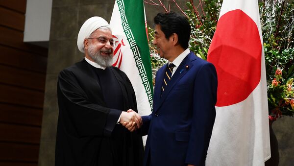 Líder iraniano Hassan Rouhani ao lado do premiê japonês Shinzo Abe em Tóquio - Sputnik Brasil