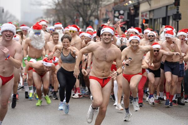 Participantes da corrida de caridade Santa Speedo Run
 - Sputnik Brasil