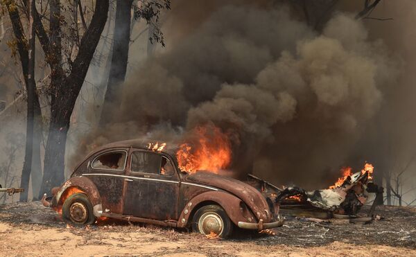 Carro queimado por incêndio florestal na Austrália
 - Sputnik Brasil