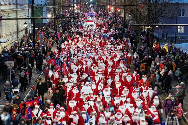 Participantes da festa Invasão de Papais Noel em Rybinsk, Rússia
 - Sputnik Brasil