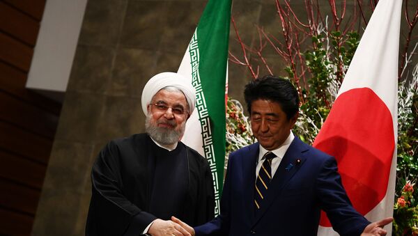 O presidente do Irã, Hassan Rouhani (à esquerda), e o primeiro-ministro do Japão, Shinzo Abe (à direita), durante visita do iraniano a Tóquio em 20 de dezembro de 2019. - Sputnik Brasil