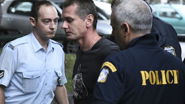 Um homem russo identificado como Alexandr Vinnik, no centro, é escoltado por policiais para um tribunal em Tessaloniki, na Grécia, no dia 29 de setembro de 2017. - Sputnik Brasil
