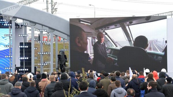Vladimir Putin inaugura primeira viagem de trem na Ponte da Criméia  - Sputnik Brasil