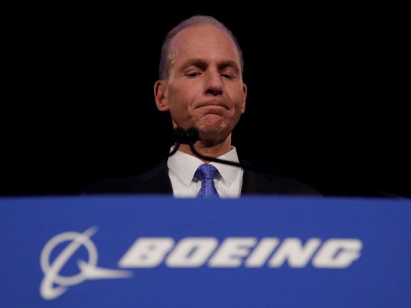 CEO da Boeing renuncia e empresa nomeia David Calhoun como sucessor  - Sputnik Brasil