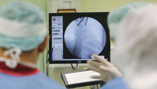 Médicos durante uma operação no coração - Sputnik Brasil