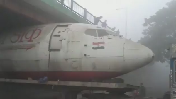 Avião abandonado transportado por um caminhão ficou preso debaixo de uma ponte em Durgapur, Índia - Sputnik Brasil