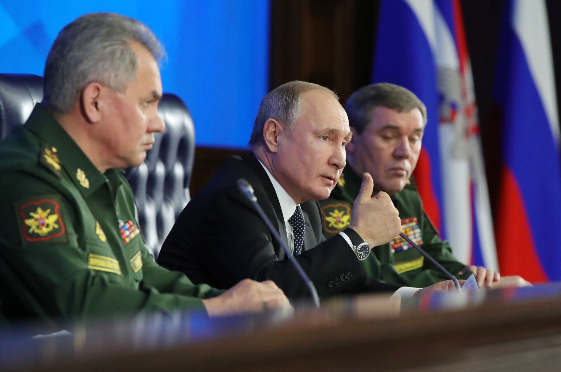 O presidente russo, Vladimir Putin (centro), discursa durante reunião anual com o Ministério da Defesa da Rússia. À esquerda, o ministro da Defesa da Rússia, Sergei Shoigu, e à direita o chefe do Estado Maior, Valery Gerasimov. - Sputnik Brasil, 1920, 19.05.2022