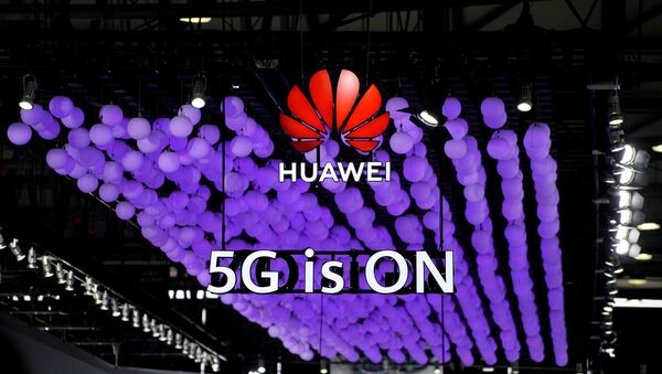 Logotipo da Huawei e uma placa do 5G são fotografados no Mobile World Congress em Xangai, China - Sputnik Brasil
