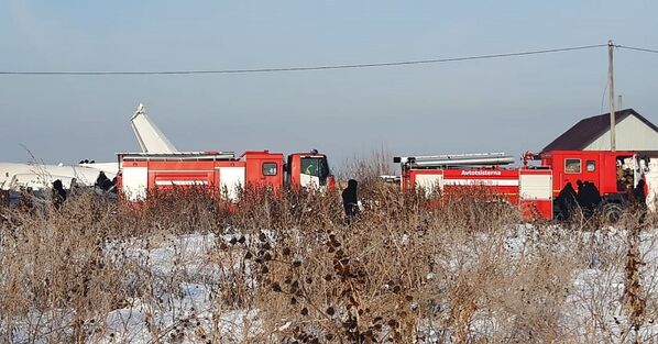 Veículos do serviço de emergência estacionados próximos ao local do acidente aéreo no Cazaquistão, 27 de dezembro de 2019 - Sputnik Brasil