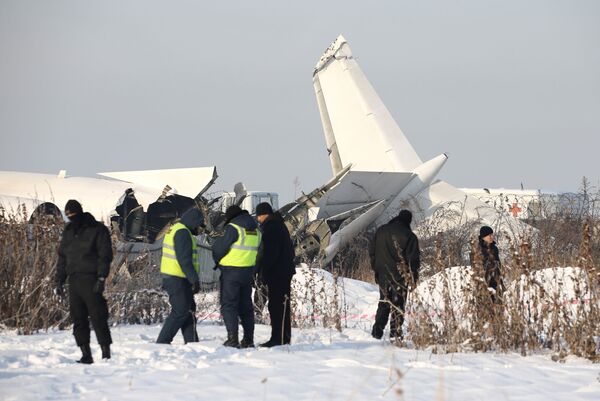 Parte traseira do avião cazaque Fokker 100, que sofreu uma queda na cidade de Almaty, no Cazaquistão - Sputnik Brasil