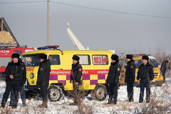 Polícia e ambulância no local da queda do avião Fokker 100, no Cazaquistão, 27 de dezembro de 2019 - Sputnik Brasil
