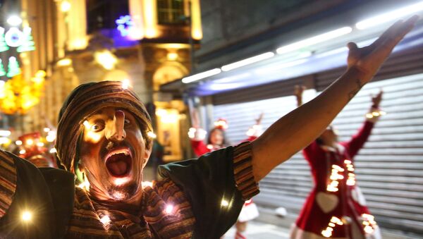 Homem vestido de Pinóquio em carnaval natalino na cidade de São Paulo - Sputnik Brasil