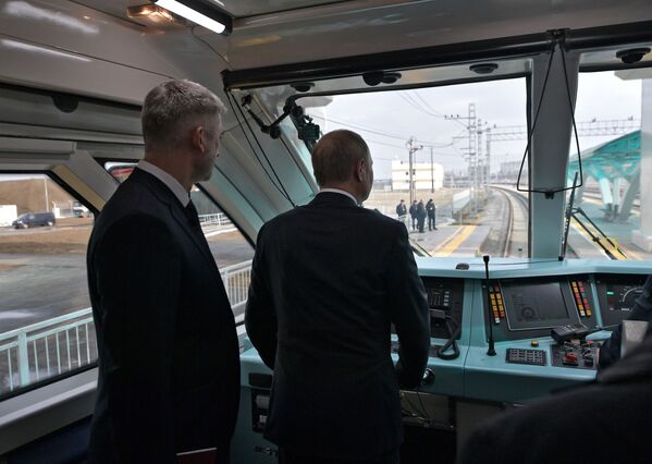 Presidente da Rússia, Vladimir Putin, na cabine do maquinista do primeiro trem a passar na linha ferroviária da Ponte da Crimeia, na Rússia - Sputnik Brasil