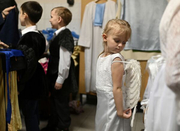 Crianças se preparando para evento em igreja católica na cidade russa de Omsk - Sputnik Brasil