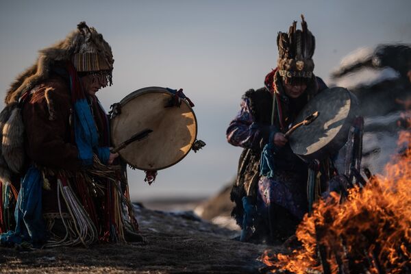 Ritual xamânico no litoral do lago russo de Bolshie Allaki, na região russa de Chelyabinsk - Sputnik Brasil
