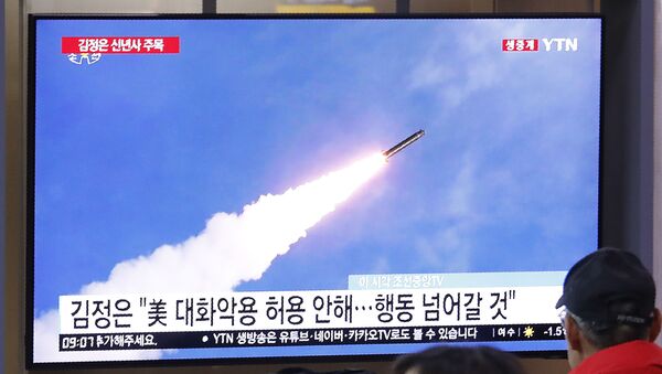 Tela de televisão em estação ferroviária de Seul mostra foto de arquivo de lançamento de míssil norte-coreano, Coreia do Sul, 1 de janeiro de 2020 - Sputnik Brasil