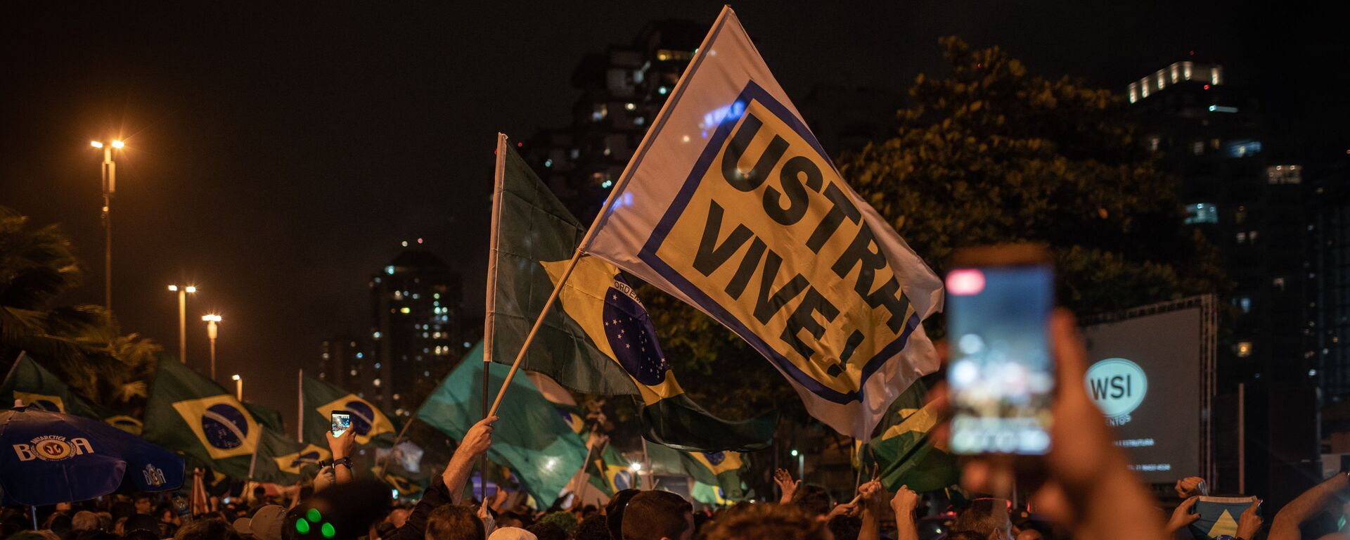 Apoiadores de Jair Bolsonaro comemoram vitória nas eleições em frente ao condomínio dele na Barra da Tijuca, no Rio de Janeiro, com homenagem ao coronel Brilhante Ustra, torturador na ditadura militar - Sputnik Brasil, 1920, 28.08.2024