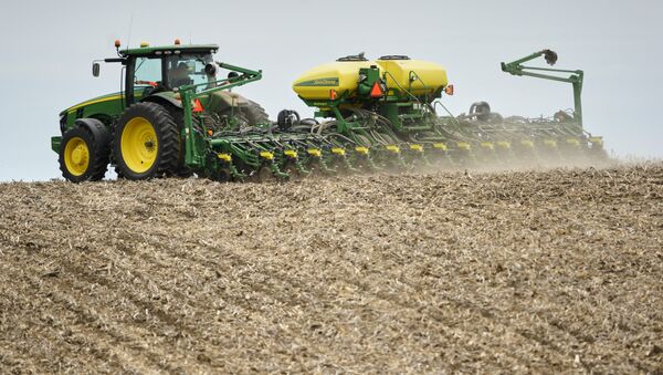 Fazendeiro no Estado norte-americano do Nebraska faz o plantio de soja, em maio de 2019, após a Casa Branca liberar segunda rodada de subsídios - Sputnik Brasil