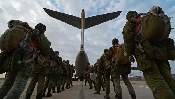 Soldados das Tropas Aerotransportadas da Rússia entrando na aeronave de transporte militar IL-76 durante exercícios táticos na região russa de Primorie - Sputnik Brasil