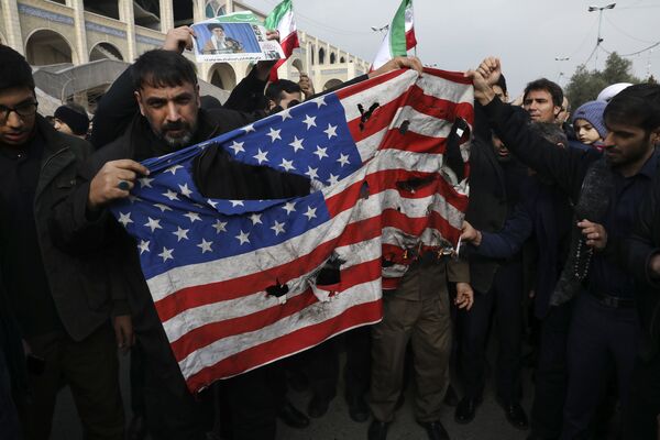 Manifestantes rasgam bandeira norte-americana na capital do Irã, Teerã, em meio a protestos após a morte de Qassem Soleimani - Sputnik Brasil