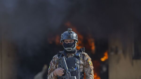 Soldado iraquiano guarda a Embaixada dos EUA em Bagdá, após ser invadida por militantes xiitas, em 1 de janeiro de 2020  - Sputnik Brasil