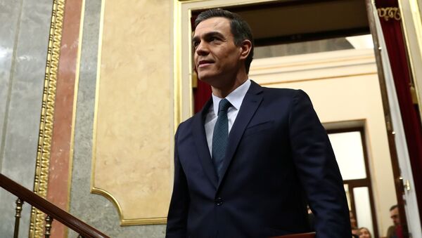 Atual premiê da Espanha, Pedro Sánchez, chegando para debate de investidura no parlamento de Madri - Sputnik Brasil
