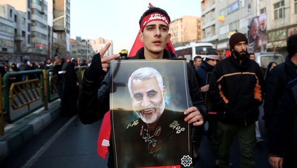 Homem leva retrato de Qassem Soleimani em cortejo fúnebre em Teerã, Irã - Sputnik Brasil
