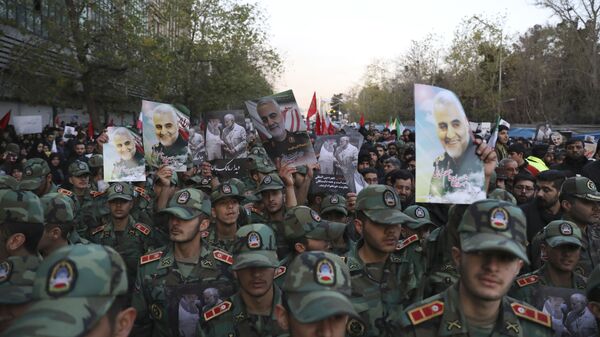 Cadetes do Exército iraniano atendendo à cerimônia fúnebre de Qassem Soleimani com retratos do militar  - Sputnik Brasil