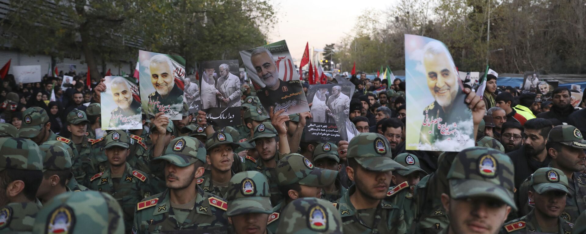 Cadetes do Exército iraniano atendendo à cerimônia fúnebre de Qassem Soleimani com retratos do militar  - Sputnik Brasil, 1920, 21.12.2021