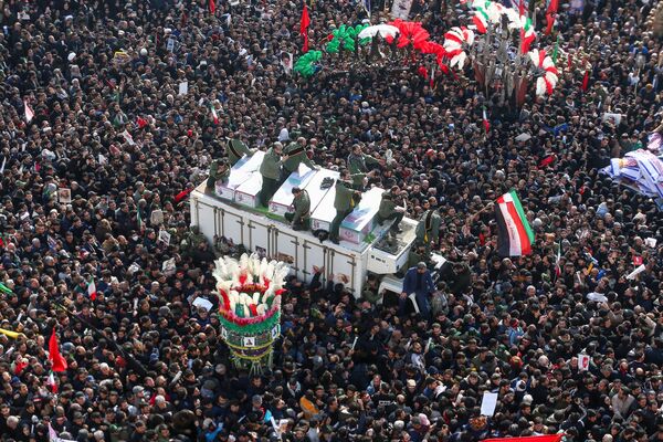 Marcha fúnebre dedicada ao major-general iraniano Qassem Soleimani, ex-chefe da Força Quds, morto em um ataque americano na capital Iraquiana, Bagdá - Sputnik Brasil