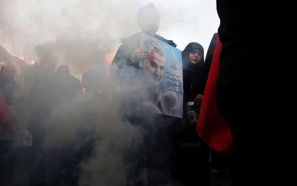 Iranianos caminham durante marcha fúnebre do major-general Qassem Soleimani - Sputnik Brasil