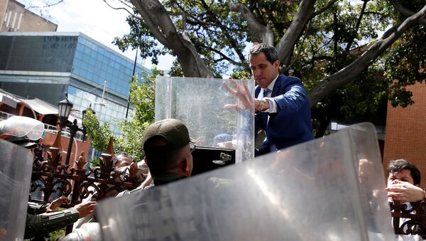 Deputado opositor Juan Guaidó, tenta entrar no Palácio Legislativo, em Caracas - Sputnik Brasil