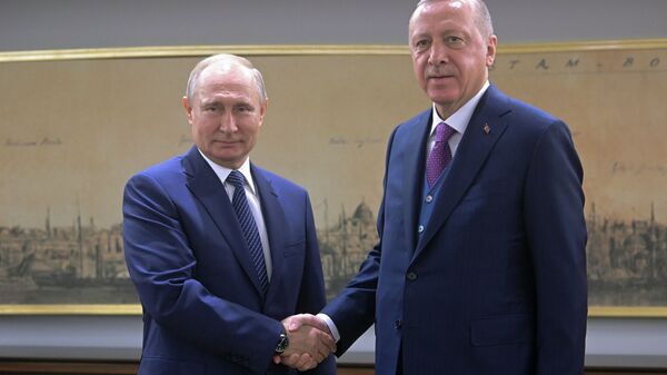 O presidente russo Vladimir Putin aperta a mão do presidente turco Recep Tayyip Erdogan durantereunião em Istambul, Turquia. - Sputnik Brasil