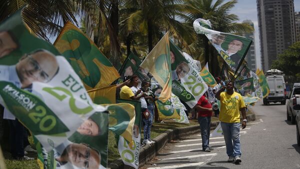 Eleitores fazem campanha em frente à casa de Jair Bolsonaro (PSL), na barra da Tijuca, no Rio de Janeiro, durante as eleições de 2018 - Sputnik Brasil