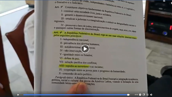 Em transmissão no Facebook, Bolsonaro mostra Constituição - Sputnik Brasil