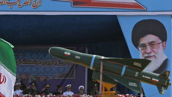 Míssil iraniano durante parada militar em Teerã (foto de arquivo) - Sputnik Brasil
