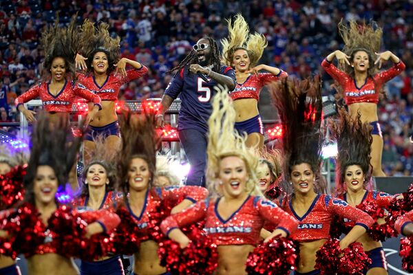 Cantor T-Pain faz show durante intervalo de jogo entre Buffalo Bills e o time da casa, Houston Texans, em Houston, nos EUA. - Sputnik Brasil