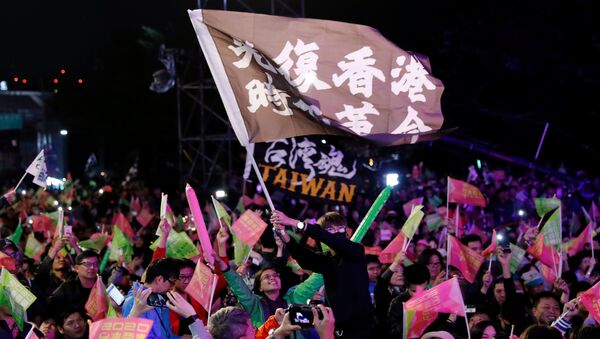 Apoiadores do Partido Democrático Progressista comemoram vitória nas eleições de Taiwan - Sputnik Brasil