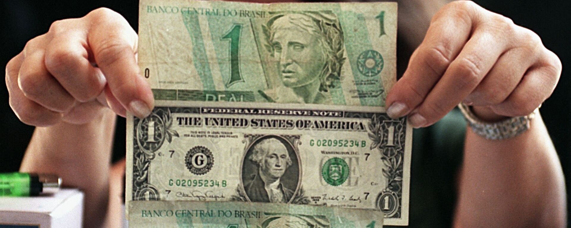 Real brasileiro e dólar norte-americano - Sputnik Brasil, 1920, 02.07.2024