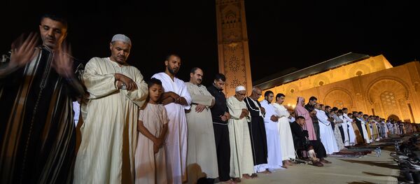 Muçulmanos participam de oração coletiva na mesquita Hassan II, em Casablanca - Sputnik Brasil