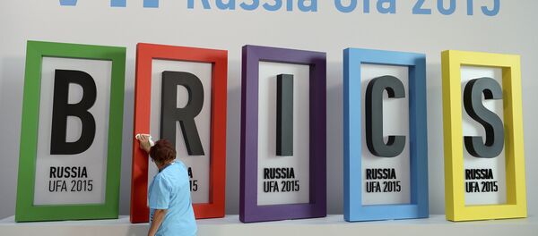 An employee cleans a board during the preparations for the BRICS summit in Ufa, Russia, July 7, 2015. - Sputnik Brasil