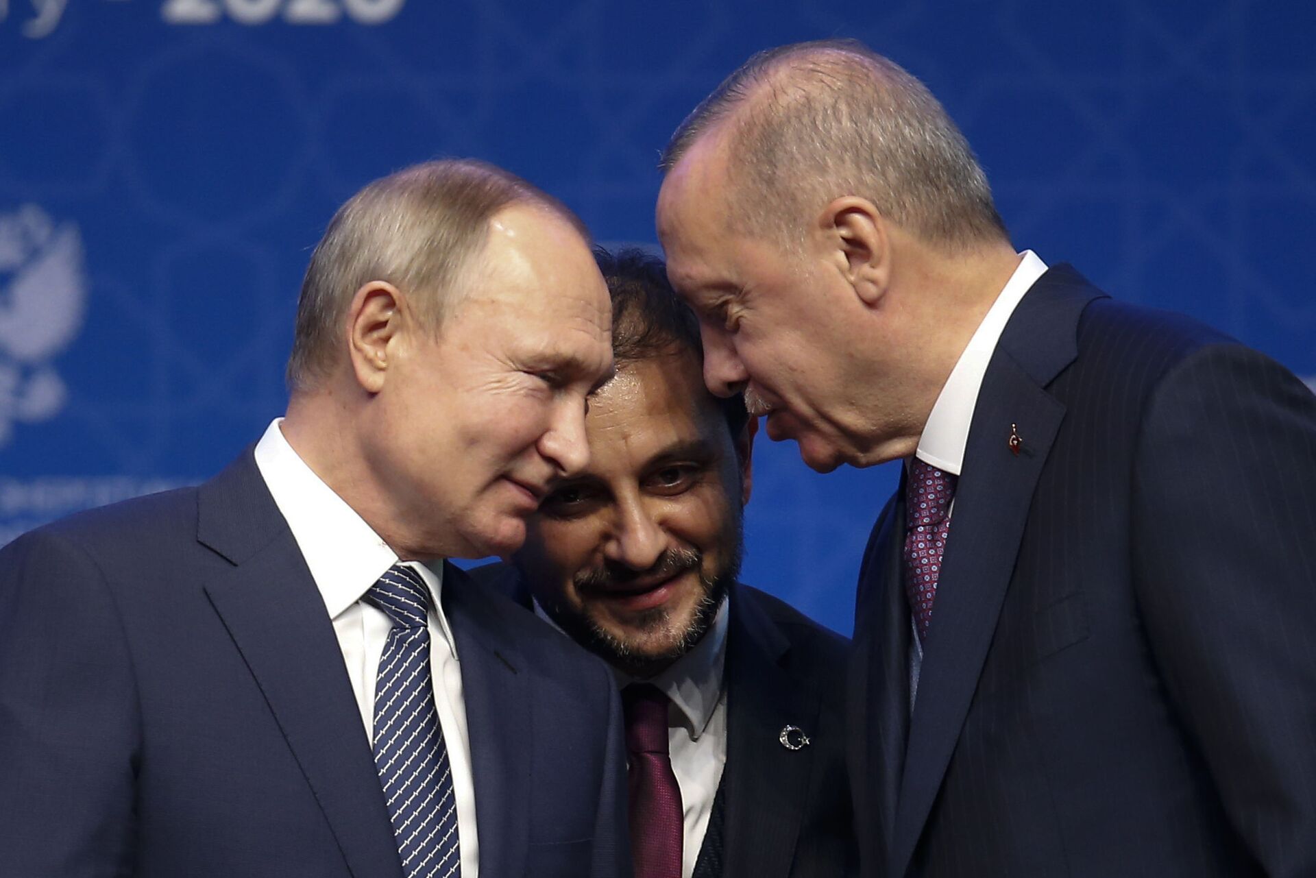 Presidentes da Rússia e Turquia conversam com ajuda de tradutor em cerimônia de abertura de gasoduto comum, em Istanbul, em 8 de janeiro de 2020 - Sputnik Brasil, 1920, 28.10.2022