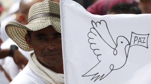 Membro das Forças Armadas Revolucionárias da Colômbia (FARC) com bandeira da paz durante a desmobilização do grupo, em 2017 - Sputnik Brasil