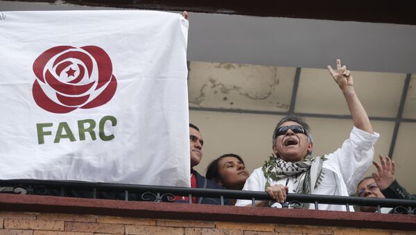 Ex-líder guerrilheiro das FARC, Seuxis Hernandez, na janela da matriz do novo partido das FARC, em Bogotá, em maio de 2019 (imagem referencial) - Sputnik Brasil