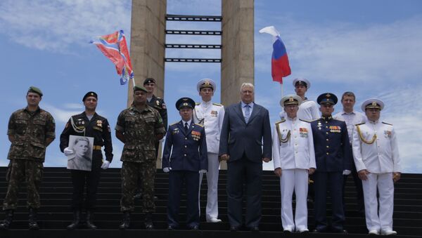 Membros da tripulação do navio Admiral Vladimirsky visitam o Monumento aos Pracinhas, no Rio de Janeiro - Sputnik Brasil