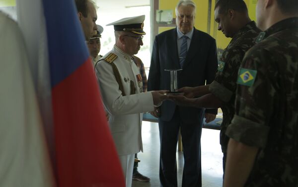 Representantes do Exército Brasileiro presenteiam membros da Marinha russa com miniatura do Monumento aos Pracinhas - Sputnik Brasil