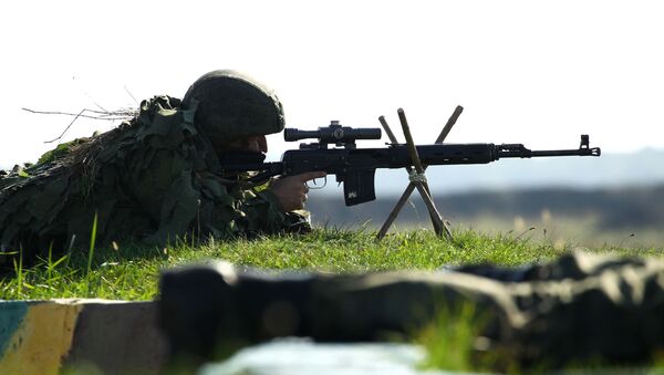Franco-atirador usa fuzil de precisão SVD em exercício na região russa de Krasnodar (foto de arquivo) - Sputnik Brasil