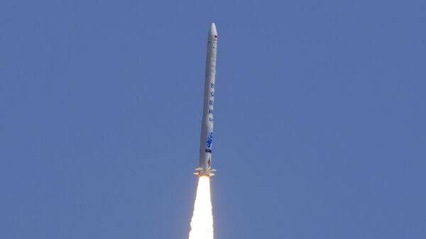 Foguete chinês sendo lançado ao espaço (foto arquivo) - Sputnik Brasil
