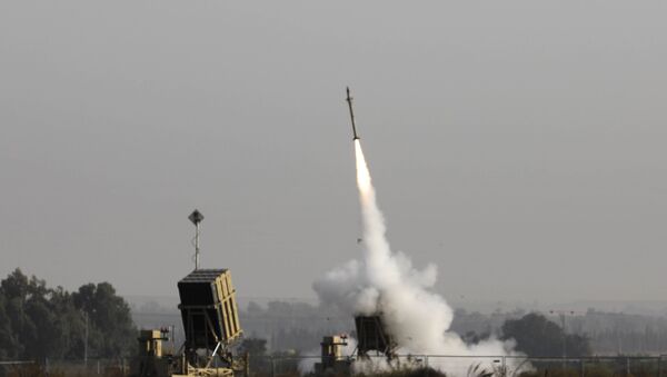 Um míssil israelita sendo lançado do sistema de mísseis de defesa Cúpula de Ferro, concebido para interceptar e destruir foguetes de curto alcance e munições de artilharia - Sputnik Brasil