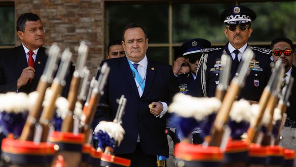 Presidente da Guatemala, Alejandro Giammattei, em cerimônia na qual as Forças Armadas reconhecem seu papel de Comandante Geral, em 15 de janeiro de 2020 - Sputnik Brasil